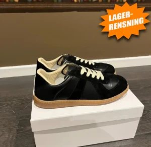 Maison margielas  - Säljer ett par maison margielas Gats, strl 43 svart. Passar med många outfits och är sköna. Skriv vid frågor! Även dustbag och låda medföljer!