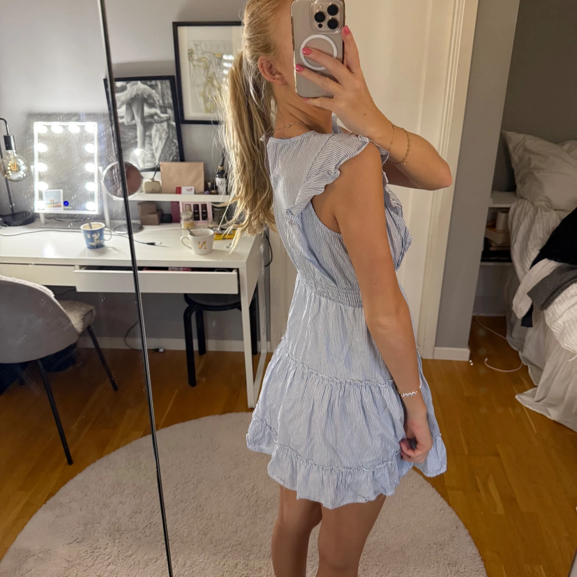 Blåvit randig kort klänning med volanger - 2