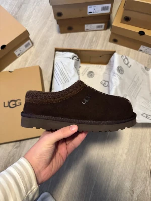 UGG Tasman - 39 - Säljer dessa helt nya och oanvända UGG Tasman. Jag har kartongen och inköpsbeviset för äkthet, och jag kan skicka samma dag. Jag accepterar dock endast PayPal som betalning. Jag är en betrodd säljare på Vinted med fler än 200+ transaktioner, så oroa dig inte.
