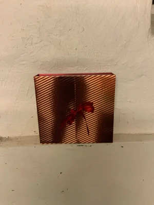 Golf Julkalender  - Varje lucka innehåller en unik present som höjer spelet både på golfbanan och utanför. Från praktiska golfbollar t.ex PRO V 1  Till en golfrengörare. Kalendern bjuder på 24 dagars glädje och julkänsla. Titta vad som julkalendern innehåller på våran TikTok Future Golf.