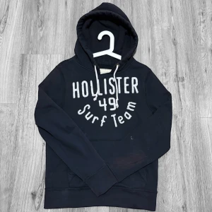 Hollister hoodie - Säljer nu min ruggigt feta hollister hoodie, OBS att hoodien har defekter ( kolla bild 2 ). Därav pris diskuterbart😊