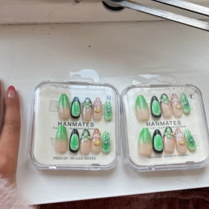 Gröna press-on naglar från Hanmates✨💚✨ - Säljer två set press-on 💅naglar💅 från Hanmates i storlek M och L. Naglarna har cool design i grönt, svart och nude med detaljer som pärlor, snäckor och stjärnor. Mix av mönster och färgskiftningar, vissa med 3D-dekorationer. Långa, almond och handgjorda. Ingen lim behövs! 🫶🏻🫶🏻🫶🏻
