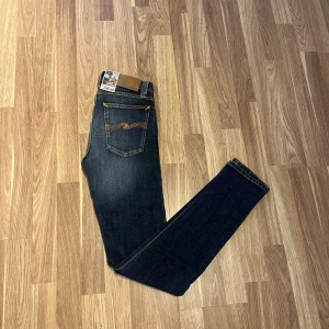 Nudie Jeans 28/32 - Ett par helt nya Nudie Jeans i modellen High Kai. Pris kan självklart diskuteras. För mer info, frågor, bilder så är det bara att höra av sig!😊