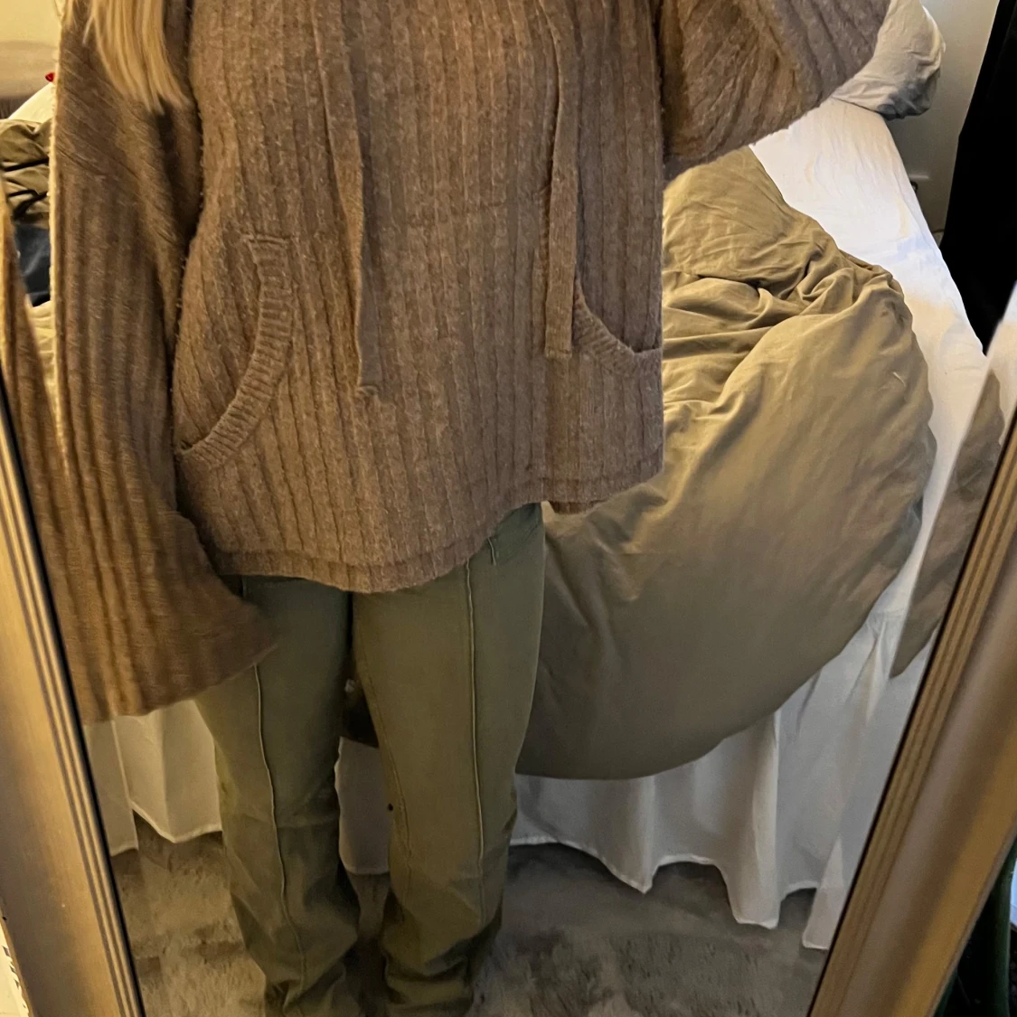 Ribbad beige hoodie med huva