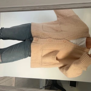 Beige stickad kofta med knappar - Säljer en super mysig och fin beige stickad kofta med knappar framtill❣️Den har ett väldigt fint och bra hållbart material vilket gör att den inte nopprar! Den är från märket kay/day men köpt från Kappahl. Säljer då jag har många koftor☺️