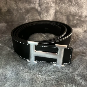 Snyggt svart H bälte - Snyggt h bälte i svart, aldrig använt. Skriv vid frågor!