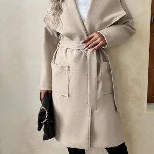 Beige kappa med bälte och stora fickor - Beige kappa, använd fåtal gånger. Kan mötas upp. Köparen står för frakt🥰