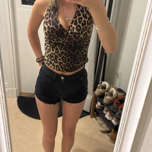 Svarta jeansshorts med fransig kant - Säljer ett par svarta jeansshorts med hög midja och fransig kant nertill ifrån shein.  Perfekta för sommaren och ger en cool vibe till din outfit. Bra kvalitet och riktigt jeans tyg. Storlek xxs men passar oå mig som vanligtvis har xs.