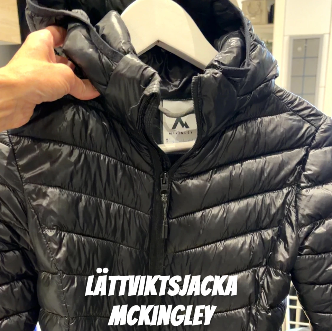 Svart lättviktsjacka McKinley