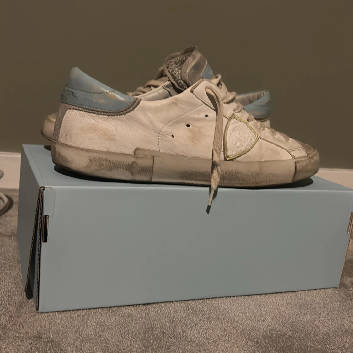 Vita sneakers med ljusblå detaljer - 1