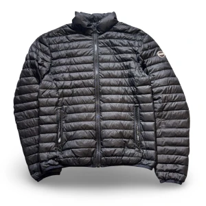 Colmar jacka - Hej! Säljer nu min jacka från märket Colmar, storlek 46/S, bra skick. Tveka inte på att höra av dig om du har frågor eller funderingar kring jackan!