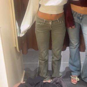 Lågmidjade gröna bootcut byxor - Säljer mina gröna Nelly jeans som endast är använda ett fåtal tillfällen. Byxorna är i storlek 32 men jag har klippt av nån cm så dom ska passa mig som vanligtvis har 30 
