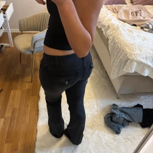 Svart/grå lågmidjade jeans - Midjemått 40 innerbenes längd 87 💕 storleken på hemsidan är tall, jätte sköna och stretchiga 🥰ursprungspriset är 700!
