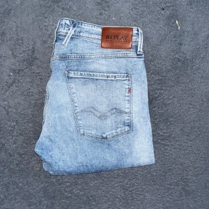 Replay jeans  - Säljer ett par ljusblå skinny jeans från Replay med klassisk femficksdesign och snyggt slitna detaljer. Jeansen har en läderpatch med Replay-logga bak i midjan och är tillverkade i stretchig denim för en tight passform. Längd 105cm., midja 45cm. Ifall det inte finns någon bild i annonsen där jag bär plaggen jag säljer så är det för att jag ej kan ha storleken heller passformen, så kolla måtten för storlek och googla på modellnamnet för passform 😉6