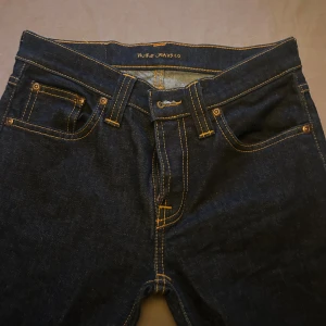 Mörkblå jeans från Nudie Jeans Co W27 L34 - Snygga mörkblå jeans från Nudie Jeans. Nyskick och aldrig använda 