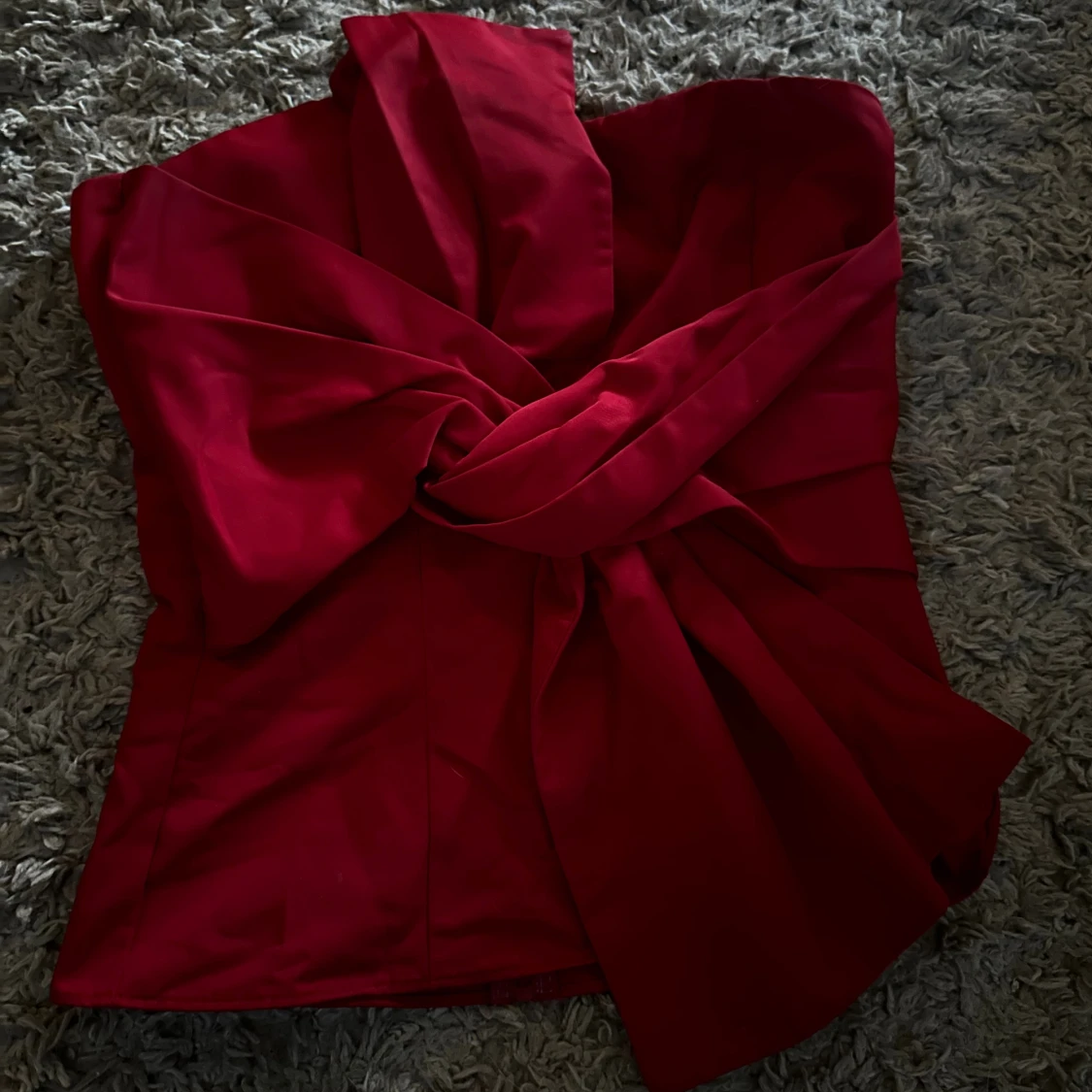 Röd axelbandslös topp med rosett H&M