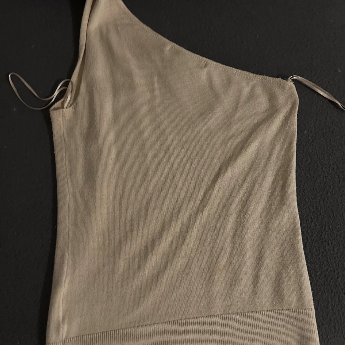 Beige stickad oneshoulder topp - 2