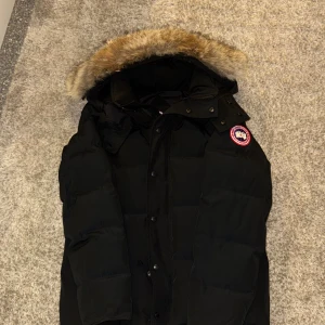 Canada goose wyndham  - Skitfin jacka, varm med perfekt längd. Storlek S. 