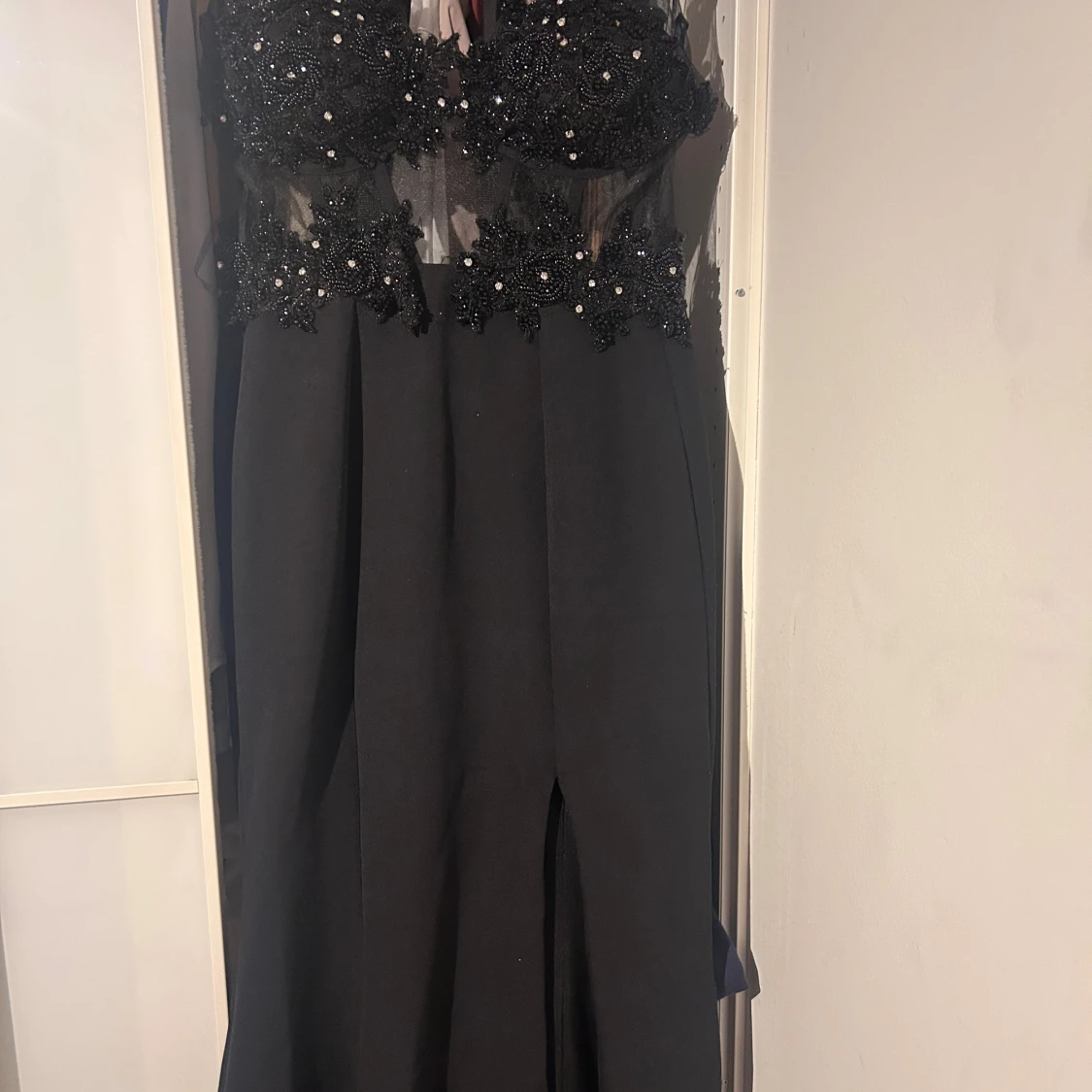 Svart långklänning med pärlbroderi