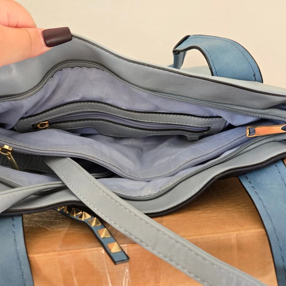 Blå axelväska med nitar - 1