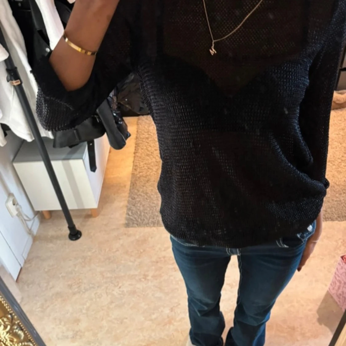 Svart stickad top med öppen rygg