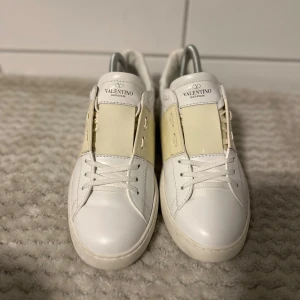 Valentino Garavani dom är brand new men kom med en defekt i färgen därav priset  - Snygga vita Valentino Garavani kom med ett lite färg fel i rämmen över bara skriva för mer bilder men annars är skorna inprincip brand new 