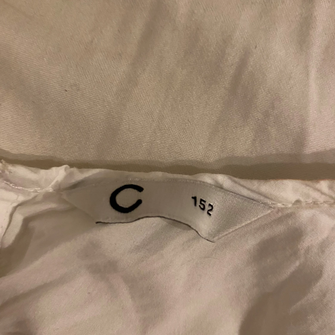 Vit blus med volanger från C - 1