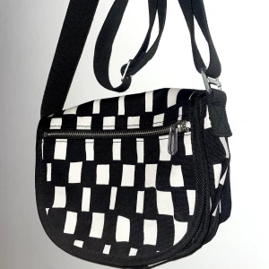 Marimekko axelremsväska - Justerbar axelrem, två fack och en ficka på utsidan