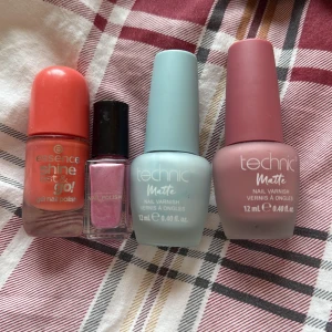 Fyra nagellack i olika färger - Säljer fyra snygga nagellack: ett orange gel-lack från Essence, ett rosa skimrande lack samt två matta lack från Technic i ljusblått och dusty rosa. Perfekta för att variera din nagelstil med både glansiga och matta finishar.