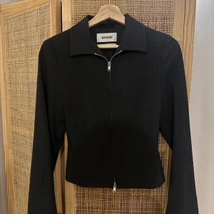 Kavaj/tröja Weekday - Mörkgrå. Använd ett fåtal gånger, inga anmärkningar på plagget! Kofta/tröja/kavaj.