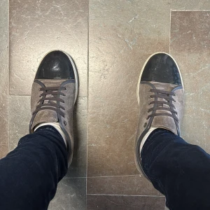 Lanvins  - Skorna har mycket kvar. Säljer dom för bra pris för jag vill bli av vem skorna. Dom är använda. Finns lite skador som ni ser på bilderna. Alla og tillbehör ingår. Dom är köpa från Merschsweden. 