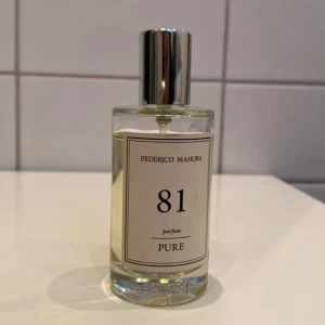 Fräsch parfym från Federico Mahora - En elegant parfymflaska från Federico Mahora. Parfymdoften är fräsch som håller hela dagen och fungerar perfekt som vardagsparfym. Original pris ungefär 450 kr. Har endast använt ungefär 2-3 gånger⭐️