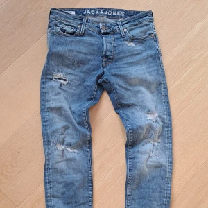 Jack and Jones jeans med slitningar - Säljer nu mina extremt snygga jack and jones jeans med slitningar, modellen är slim glenn och storlekarna är W29 L32. Kontakta mig vid frågor och pris går att diskutera något🍂