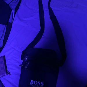 Hugo Boss väska - Hugo boss väska köpt för 400.                            Pris kan diskuteras