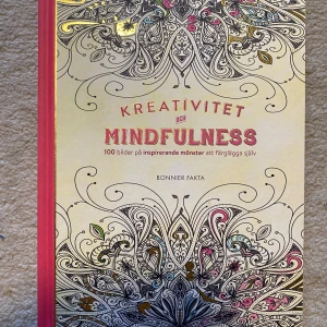 Målarbok Kreativitet och Mindfulness - Bok fylld med 114 sidor med vackra mönster att färglägga själv. Perfekt för dig som vill koppla av och stressa ner. Har påbörjat med att fylla i 4 sidor, resten är helt tomma💕