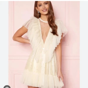 Studentklänning  - Sååå fin klänning från ida Sjöstedt! Passar perfekt tilö studenten eller andra arrangemang😍🩷 den är i storlek 40 men har ett knytband så den passar även s-m