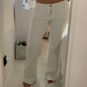 Vita bootcut jeans - Vita lågmidjade bootcut jeans strl 40! Slitna vid benen då de är för stora för mig (se bilder) men syns ej när de är på! Annars helt nya förutom benen som sagt!