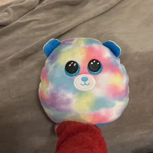 Ty Hope Plush - Supermjuk och färgglad Ty Hope gosedjur med stora glittriga ögon. Perfekt som kudde eller mysig dekoration. I mycket fint skick utan synligt slitage eller fläckar. Passar både barn och vuxna som älskar mjuka och söta samlarobjekt.