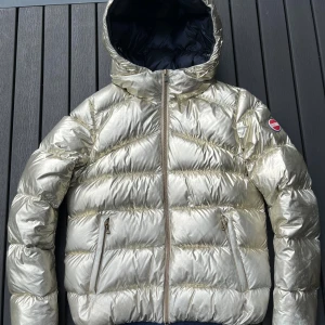 Colmar pufferjacket - Colmar pufferjacket i använt skick, lite sliten i färgen på vissa ställen och finns liten defekt på bild 3, annars bra skick