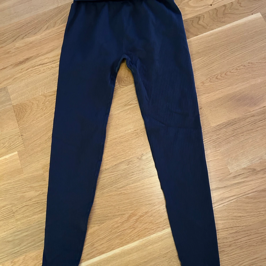 Ny Mörkblå ribbade leggings från H&M Move