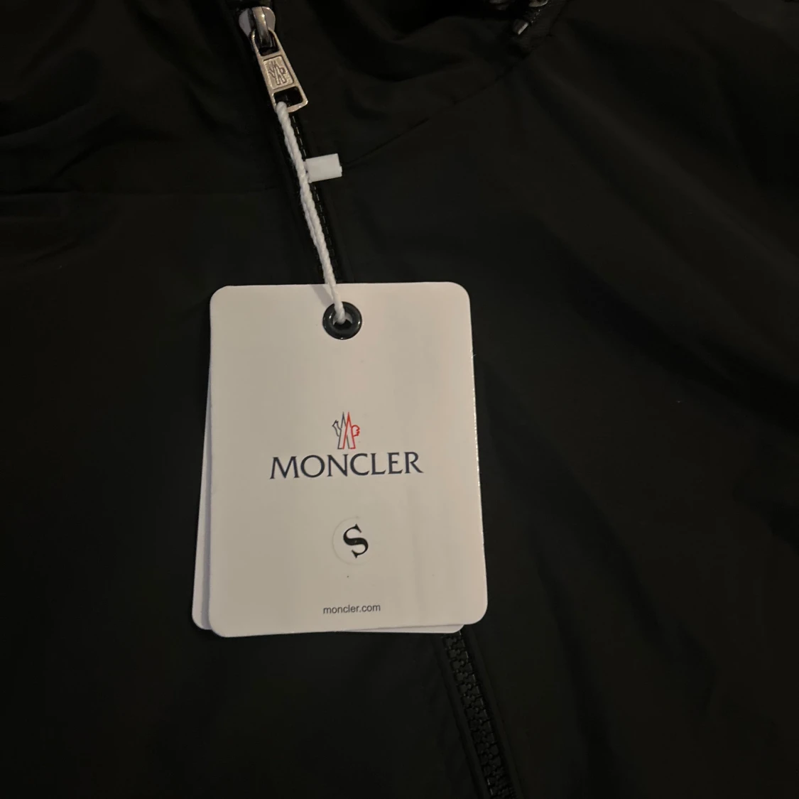 Svart vindjacka från Moncler med huva - 1