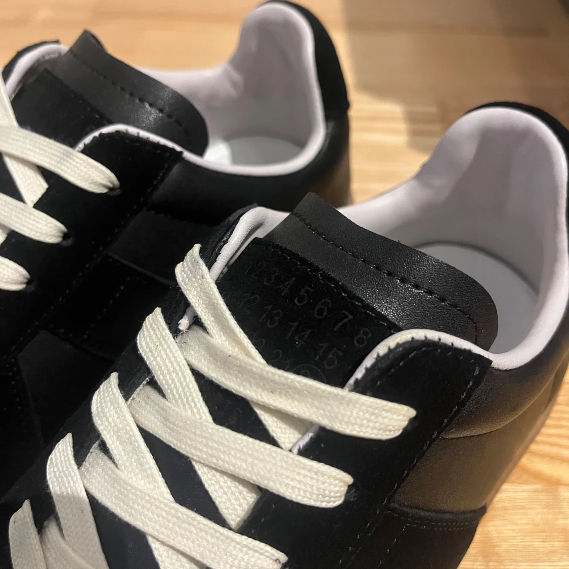 Svart skor med tyg-detaljer - 3