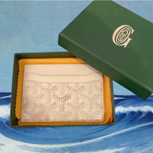 Vit korthållare - Schysst korthållare i nyttskick. aldrig använt och medföljer lådan. passar 4-6 kort och kontanter i mitten. hör av er vid funderingar!🙌