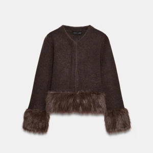 Brun päls kofta från Zara - Mörkbrun kofta från Zara med fluffiga fuskpälsdetaljer vid ärmslut och nederkant.