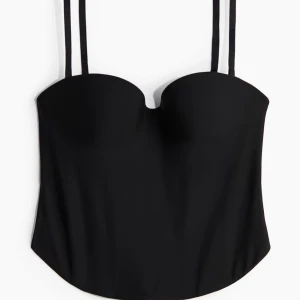 Hm topp - Den populära hm toppen😍 banden är avtagbara om man vill ha den som bandeau, och eftersom det är formade kupor och lite shapewear så sitter den på plats även om man kör utan band, så snygg till fest👌🏽👌🏽👌🏽 liten i storlek, sitter som en 75b