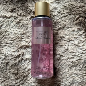 Velvet Petals Fragrance Mist 250ml - Fräsch och trendig body mist från Victoria's Secret. Cirka 80% kvar. 
