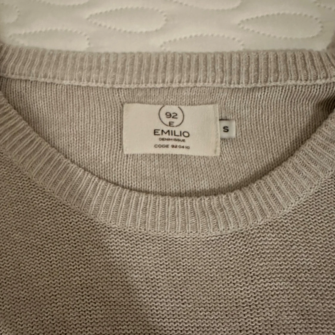 Beige stickad tröja från Emilio   - 2