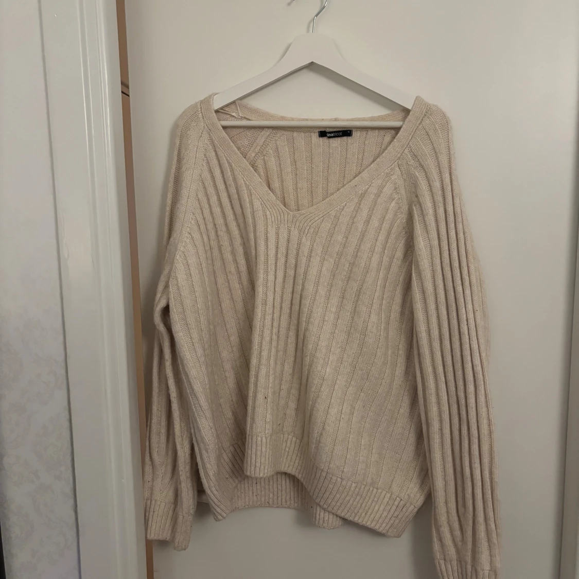 Beige ribbstickad tröja V-ringad