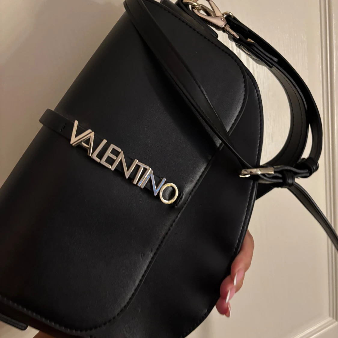 Svart axelväska från Valentino Äkta