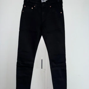 Svarta slim jeans  - Svarta jeans från Lager 157 i storlek M